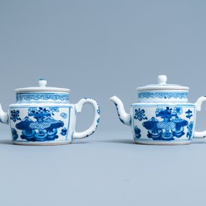 Een paar Chinese blauw-witte theepotten met antiquiteiten, Kangxi — foto 2