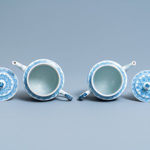 Een paar Chinese blauw-witte theepotten met antiquiteiten, Kangxi — foto 6