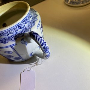 Een paar Chinese blauw-witte theepotten met antiquiteiten, Kangxi — foto 9