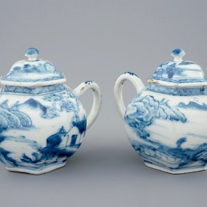 Een paar Chinese blauw-witte theepotten met deksels, 18e eeuw — foto 1