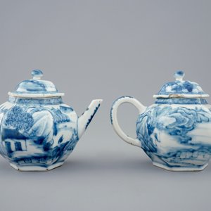 Een paar Chinese blauw-witte theepotten met deksels, 18e eeuw — foto 2