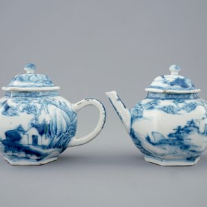 Een paar Chinese blauw-witte theepotten met deksels, 18e eeuw — foto 3
