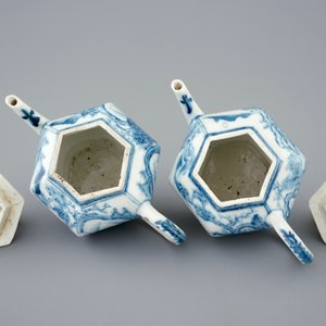 Een paar Chinese blauw-witte theepotten met deksels, 18e eeuw — foto 5