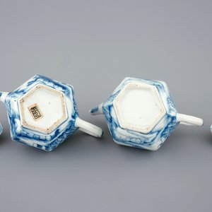 Een paar Chinese blauw-witte theepotten met deksels, 18e eeuw — foto 6