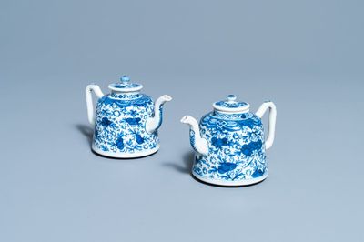 Een paar Chinese blauw-witte theepotten met deksels, Qianlong/Jiaqing