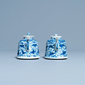 Een paar Chinese blauw-witte theepotten met deksels, Qianlong/Jiaqing — foto 5