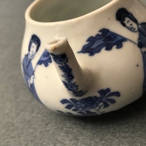 Een paar Chinese blauw-witte theepotten met 'Lange Lijzen', 'Qing Yu Tang Zhi' merk, Kangxi — foto 15