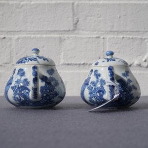 Een paar Chinese blauw-witte theepotten met 'Lange Lijzen', 'Qing Yu Tang Zhi' merk, Kangxi — foto 19