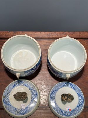 Een paar Chinese blauw-witte trommelvormige dekselpotten, Jiajing merk, Kangxi — foto 6