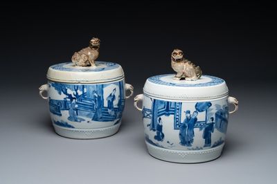 Een paar Chinese blauw-witte trommelvormige dekselpotten, Jiajing merk, Kangxi