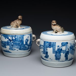 Een paar Chinese blauw-witte trommelvormige dekselpotten, Jiajing merk, Kangxi — foto 1