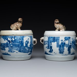 Een paar Chinese blauw-witte trommelvormige dekselpotten, Jiajing merk, Kangxi — foto 2