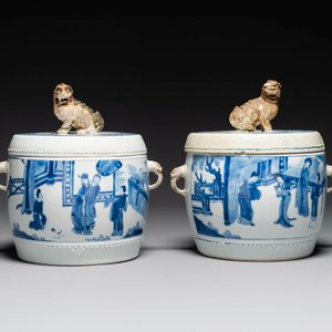 Een paar Chinese blauw-witte trommelvormige dekselpotten, Jiajing merk, Kangxi — foto 3