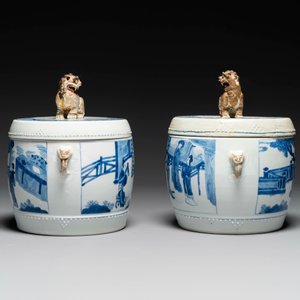 Een paar Chinese blauw-witte trommelvormige dekselpotten, Jiajing merk, Kangxi — foto 4