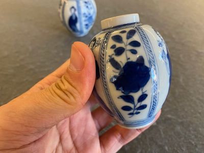 Een paar Chinese blauw-witte vaasjes met dames, Kangxi — foto 4