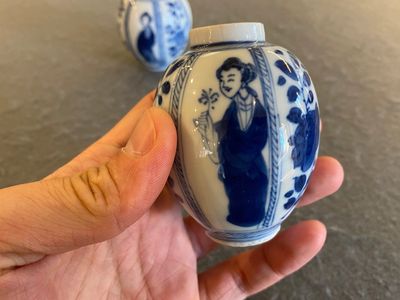 Een paar Chinese blauw-witte vaasjes met dames, Kangxi — foto 5