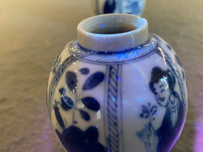Een paar Chinese blauw-witte vaasjes met dames, Kangxi — foto 8