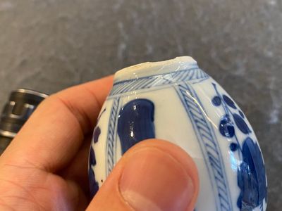 Een paar Chinese blauw-witte vaasjes met dames, Kangxi — foto 9