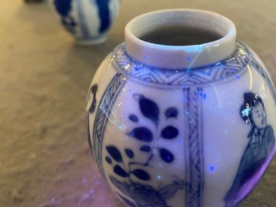 Een paar Chinese blauw-witte vaasjes met dames, Kangxi — foto 10
