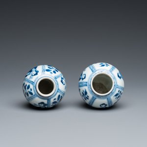 Een paar Chinese blauw-witte vaasjes met dames, Kangxi — foto 5