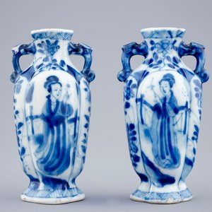 Een paar Chinese blauw-witte vaasjes met lange Lijzen, Kangxi — foto 1