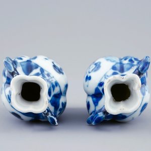 Een paar Chinese blauw-witte vaasjes met lange Lijzen, Kangxi — foto 5