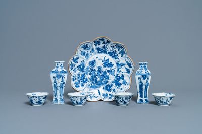 Een paar Chinese blauw-witte vazen, een lotusvormige schotel en vier koppen, Kangxi
