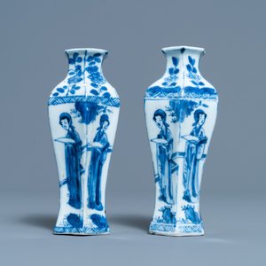 Een paar Chinese blauw-witte vazen, een lotusvormige schotel en vier koppen, Kangxi — foto 4