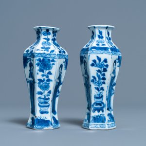 Een paar Chinese blauw-witte vazen, een lotusvormige schotel en vier koppen, Kangxi — foto 7