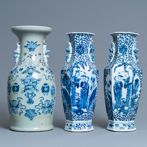 Een paar Chinese blauw-witte vazen en een celadon vaas, 19e eeuw — foto 1