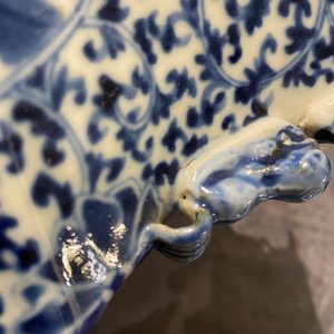 Een paar Chinese blauw-witte vazen en een celadon vaas, 19e eeuw — foto 12