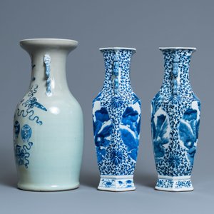 Een paar Chinese blauw-witte vazen en een celadon vaas, 19e eeuw — foto 4