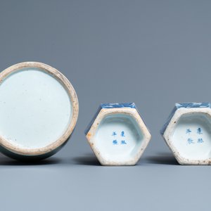 Een paar Chinese blauw-witte vazen en een celadon vaas, 19e eeuw — foto 6
