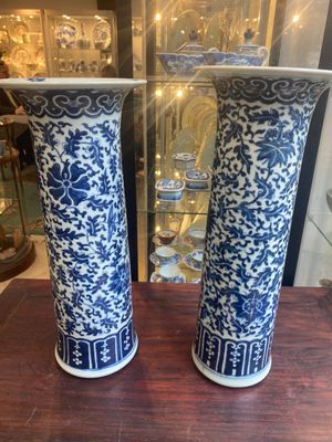 Een paar Chinese blauw-witte vazen en twee qianjiang cai vazen, 19/20e eeuw — foto 1