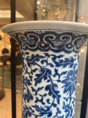 Een paar Chinese blauw-witte vazen en twee qianjiang cai vazen, 19/20e eeuw — foto 5