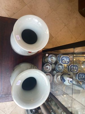 Een paar Chinese blauw-witte vazen en twee qianjiang cai vazen, 19/20e eeuw — foto 10