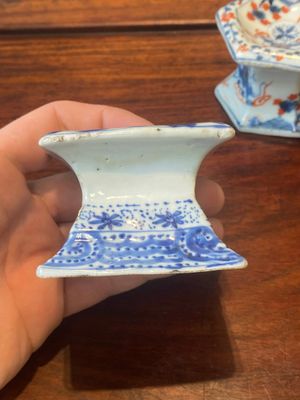 Een paar Chinese blauw-witte vazen en vier zoutvaten in blauw-wit, famille rose en Imari-stijl, Kangxi/Qianlong — foto 18