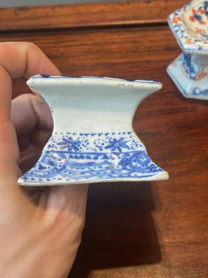 Een paar Chinese blauw-witte vazen en vier zoutvaten in blauw-wit, famille rose en Imari-stijl, Kangxi/Qianlong — foto 19