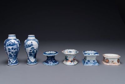 Een paar Chinese blauw-witte vazen en vier zoutvaten in blauw-wit, famille rose en Imari-stijl, Kangxi/Qianlong — foto 2