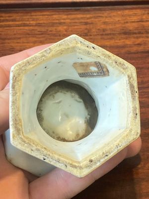 Een paar Chinese blauw-witte vazen en vier zoutvaten in blauw-wit, famille rose en Imari-stijl, Kangxi/Qianlong — foto 30