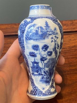 Een paar Chinese blauw-witte vazen en vier zoutvaten in blauw-wit, famille rose en Imari-stijl, Kangxi/Qianlong — foto 35