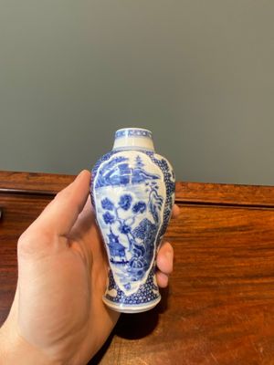 Een paar Chinese blauw-witte vazen en vier zoutvaten in blauw-wit, famille rose en Imari-stijl, Kangxi/Qianlong — foto 39