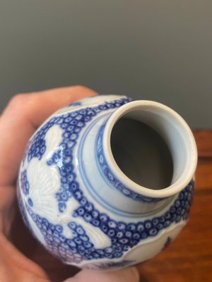 Een paar Chinese blauw-witte vazen en vier zoutvaten in blauw-wit, famille rose en Imari-stijl, Kangxi/Qianlong — foto 42