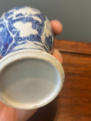 Een paar Chinese blauw-witte vazen en vier zoutvaten in blauw-wit, famille rose en Imari-stijl, Kangxi/Qianlong — foto 46