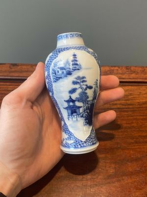 Een paar Chinese blauw-witte vazen en vier zoutvaten in blauw-wit, famille rose en Imari-stijl, Kangxi/Qianlong — foto 47