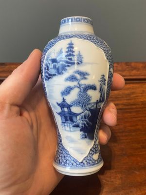 Een paar Chinese blauw-witte vazen en vier zoutvaten in blauw-wit, famille rose en Imari-stijl, Kangxi/Qianlong — foto 49