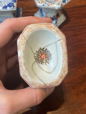 Een paar Chinese blauw-witte vazen en vier zoutvaten in blauw-wit, famille rose en Imari-stijl, Kangxi/Qianlong — foto 6