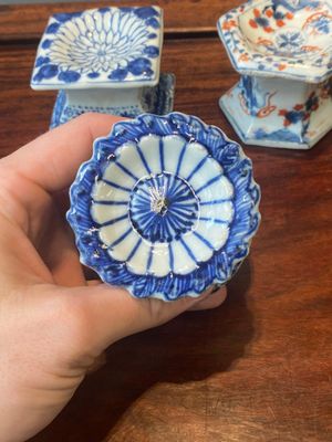 Een paar Chinese blauw-witte vazen en vier zoutvaten in blauw-wit, famille rose en Imari-stijl, Kangxi/Qianlong — foto 9