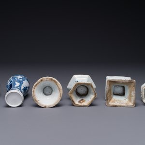 Een paar Chinese blauw-witte vazen en vier zoutvaten in blauw-wit, famille rose en Imari-stijl, Kangxi/Qianlong — foto 4