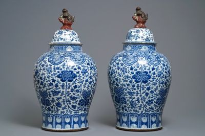 Een paar Chinese blauw-witte vazen met aardewerken deksels, Kangxi